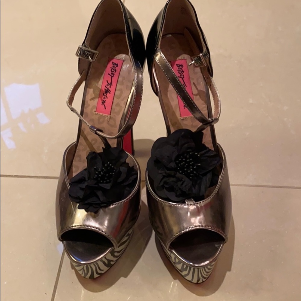 Shoes - Picture 2 of 4
